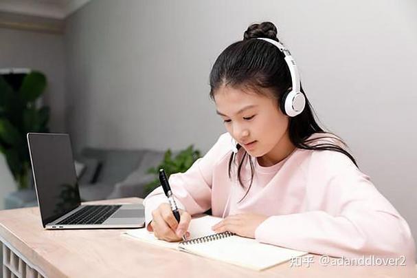 孩子边写作业边听音乐，科学解读与教育建议