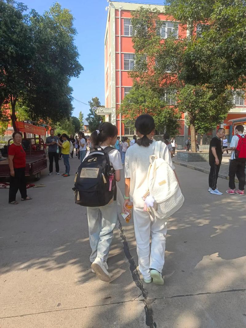 气压计在沉默，刚住校的孩子回家，该如何引导？